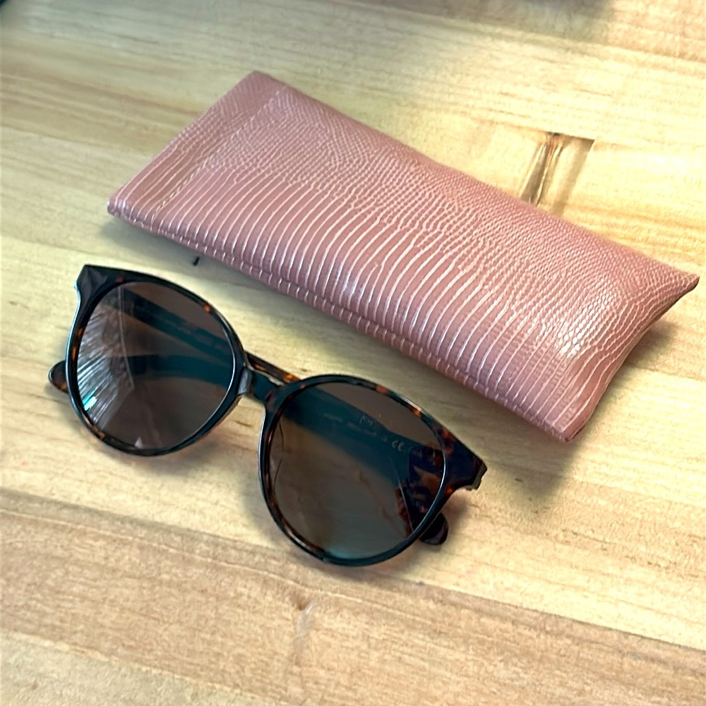 Tortoise Shell Sunglasses with Pink Case